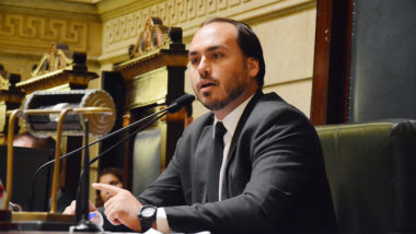 Carlos afirmou que a deputada Carol de Toni (PL-SC) também conta com o apoio de Bolsonaro para disputar o Senado por Santa Catarina. Imagem referente a matéria