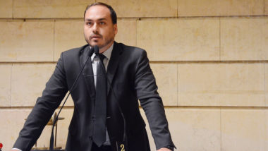 Carlos Bolsonaro foi reeleito vereador no Rio e deve renunciar para disputar Senado por SC. Imagem referente a matéria