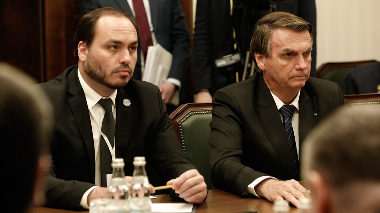 O vereador Carlos Bolsonaro e o ex-presidente Jair Bolsonaro. Imagem referente a matéria