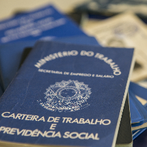 5,5 milhões de brasileiros trocaram a carteira de trabalho pela abertura de um CNPJ desde 2022. Imagem referente a matéria