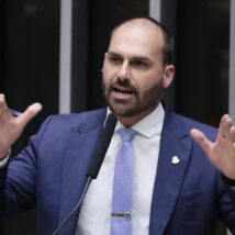 Eduardo Bolsonaro diz que recuo do irmão em SC seria derrota do ex-presidente Eduardo Bolsonaro