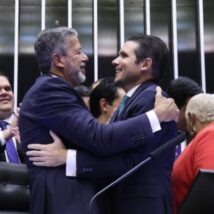 Ex-presidente da Câmara, Arthur Lira, e o atual presidente Hugo Motta. Imagem referente a matéria