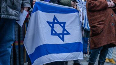 Na esquerda, o antissemitismo não usa uniforme, trafega por túneis subterrâneos e esconde-se debaixo de escolas e hospitais da ONU. Imagem referente a matéria