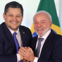 PEC 66/23 tira precatórios da regra fiscal e abre espaço para gastos do governo. Na foto, o presidente do Senado David Alcolumbre (União-AP) e o presidente Luiz Inácio Lula da Silva (PT)