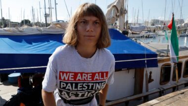 A atuação da Internacional Progressista ficou visível recentemente com a Flotilha Global Sumud, uma expedição marítima organizada para romper o bloqueio a Gaza com a ativista sueca Greta Thunberg. Imagem referente a matéria