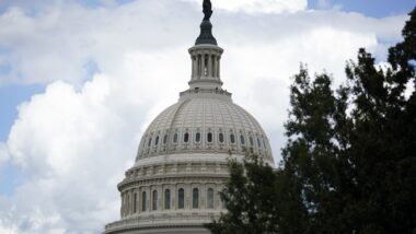Vista do Capitólio dos EUA, sede do poder legislativo americano. Imagem referente a matéria
