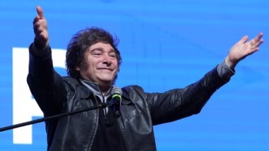 Milei, o “louco” argentino, triunfa onde a esquerda fracassa: corta gastos, controla inflação e prova que a direita governa com resultados. Imagem referente a matéria