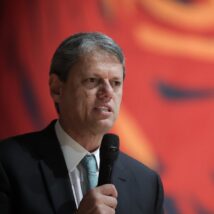Erro de Lula no Rio fortalece Tarcísio para 2026 e até Caiado aceita abrir mão de candidatura Definição do futuro político de Tarcísio em 2026 depende da estratégia a ser definida por Bolsonaro.