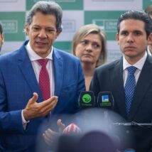Ministro da Fazenda, Fernando Haddad, ameaça cortar R$ 10 bilhões em emendas e presidente da Camara, Hugo Motta (Republicanos-PB), reage: votação do Orçamento cercado de impasses. Imagem referente a matéria