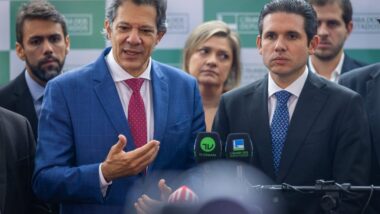 Ministro da Fazenda, Fernando Haddad, ameaça cortar R$ 10 bilhões em emendas e presidente da Camara, Hugo Motta (Republicanos-PB), reage: votação do Orçamento cercado de impasses. Imagem referente a matéria