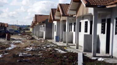 A conquista da casa própria exige mais que entrega: sem educação e respeito, a moradia vira caos e desrespeito ao investimento público. Imagem referente a matéria