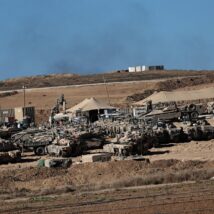 Tanques israelenses em um local de reunião próximo à fronteira israelense com Gaza, no sul de Israel Imagem referente a matéria