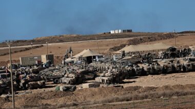 Tanques israelenses em um local de reunião próximo à fronteira israelense com Gaza, no sul de Israel Imagem referente a matéria