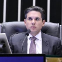 Após climão, Motta rebate crítica de Lula ao Congresso
