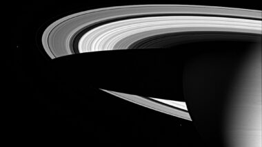 Imagem cedida pela NASA em 8 de julho e que mostra três das 18 luas geladas que orbitam ao redor de Saturno, tirada em 1º de junho de 2005, junto com seus majestosos anéis de gelo que envolvem a atmosfera do planeta. A sombra de Saturno cobre completamente esses anéis. A distância do Sol faz com que esse planeta tenha uma luz solar equivalente a 1% da que temos na Terra, o que faz com que o gelo o cubra praticamente por completo. As luas que podemos observar na imagem são (da esquerda para a direita) Jano (a 181 quilômetros), Encélado (a 505 quilômetros) e Epimeteu (a 116 quilômetros). Imagem referente a matéria