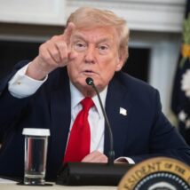 O presidente dos EUA, Donald Trump, avalia processo contra a BBC por distorção de discurso em documentário Imagem referente a matéria