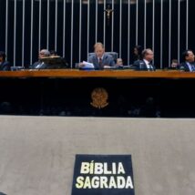 Motta se compromete a pautar projeto que une frentes católica e evangélica em prol de direito a voto no Colégio de Líderes.