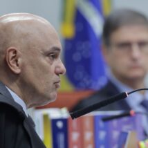 Alexandre de Moraes lê seu voto no julgamento do “núcleo 4” do “processo do golpe”. Imagem referente a matéria