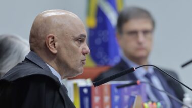 Alexandre de Moraes lê seu voto no julgamento do “núcleo 4” do “processo do golpe”. Imagem referente a matéria