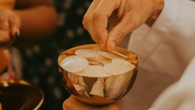 Pães de comunhão utilizados atualmente na Igreja Católica. Os achados na Turquia revelam parte da história cristã no local. Imagem referente a matéria