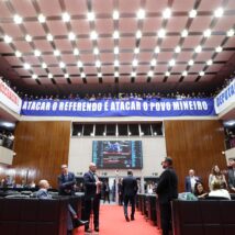 Oposição ao governo Zema (Novo) obstruiu votação da PEC madrugada adentro Imagem referente a matéria