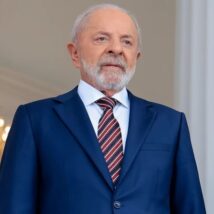 Lula: traficantes são vítimas dos usuários também Narcotráfico: Lula, durante viagem à indonésia. O presidente disse que traficantes também são vítimas dos usuários.