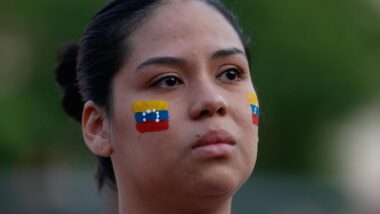 Venezuelana participa de manifestação por democracia em Assunção, no Paraguai, em janeiro deste ano. Imagem referente a matéria