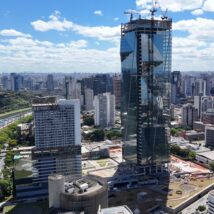 Propagado como o prédio mais alto de São Paulo, em construção na zona sul da cidade, vai ultrapassar o Platina 220 e custar o mesmo que o gigante de Balneário Camboriú — mesmo com metade da altura. Imagem referente a matéria
