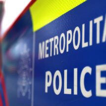 Polícia britânica procura agora por imigrante etíope liberado “por engano” de prisão. Imagem referente a matéria