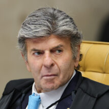 Com voto duro de Fux, STF barra decisão de Barroso sobre aborto por 10 a 1 Com voto duro de Fux, STF barra decisão de Barroso sobre aborto por 10 a 1
