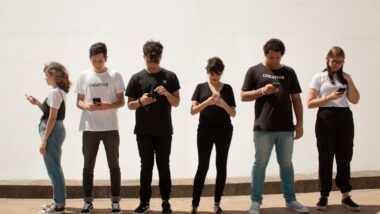 Ao basear a infância nas telas, em recortes distorcidos e visões limitadas, a Geração Z não apenas fragilizou o equilíbrio emocional, mas também incentivou uma postura de censura a ideias consideradas ofensivas, em vez da disposição para o debate. Imagem referente a matéria