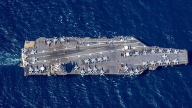 O porta-aviões USS Gerald R. Ford durante exercício militar no Oceano Atlântico, em 2023. Imagem referente a matéria