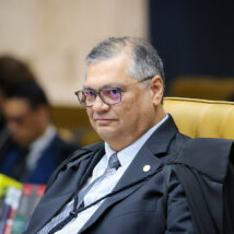 Dino cita tentativa de invasão ao STF e ironiza ameaças: “Gilmar vai primeiro” Dino cita tentativa de invasão ao STF e ironiza ameaças: “Gilmar vai primeiro”