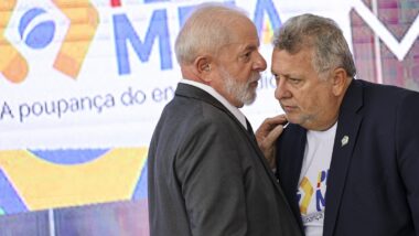 Lula e o presidente da Caixa, Carlos Vieira: chefe do Executivo ficou irritado com anúncio de lançamento de bet própria do banco estatal Imagem referente a matéria