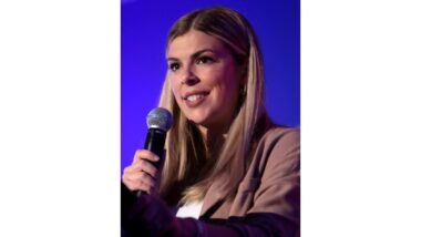 Mãe de três filhos, a podcaster conservadora Allie Beth Stuckey reúne mais de 2 milhões de seguidores em suas redes sociais, propagando o cristianismo tradicional Imagem referente a matéria