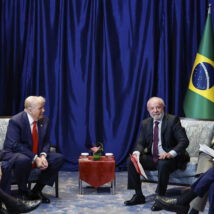 Presidentes Lula e Trump em encontro na Malásia. Imagem referente a matéria