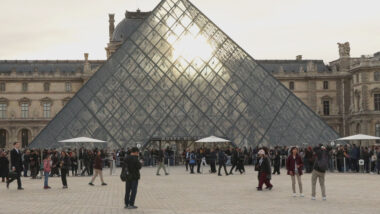 O Ministério Público da França confirmou neste domingo (26) duas prisões relacionadas ao roubo de joias no Museu do Louvre de suspeitos que tentavam deixar o país. Imagem referente a matéria