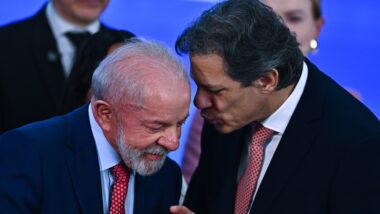Lula e Haddad: arcabouço fiscal tende a ser mantido “por aparelhos” até as eleições. Imagem referente a matéria