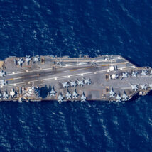 O envio do USS Gerald Ford ao Caribe é mais que dissuasão: é um aviso claro de que os EUA reafirmam poder e miram a queda de Maduro. Imagem referente a matéria