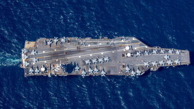O envio do USS Gerald Ford ao Caribe é mais que dissuasão: é um aviso claro de que os EUA reafirmam poder e miram a queda de Maduro. Imagem referente a matéria
