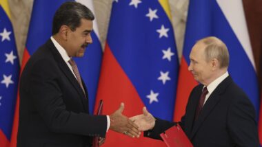 Maduro e Putin se cumprimentam em maio, na assinatura do acordo que agora foi ratificado pelos parlamentos da Rússia e da Venezuela Imagem referente a matéria