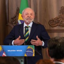 Presidente petista diz que cometeu um “lapso” e que anúncio deveria ter sido feito no Brasil. Imagem referente a matéria