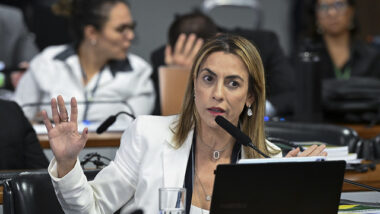 Texto aprovado no Senado sob relatoria de Soraya Thronicke prevê que ofensa contra mulheres pode se tornar inafiançável e imprescritível Imagem referente a matéria