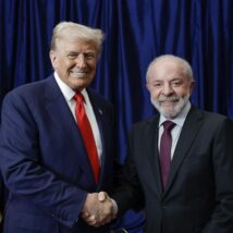 Donald Trump e Lula se reuniram no domingo, durante reunião de cúpula de países do Sudeste Asiático na Malásia. Imagem referente a matéria