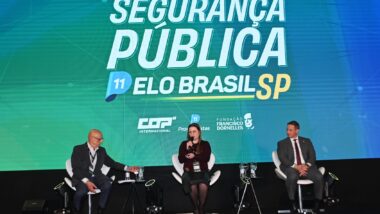 Painel sobre crimes cibernéticos tem participação do senador Espiridião Amin, da delegada Lisandréa Salvariego e do secretário da Segurança Pública de SP, Guilherme Derrite. Imagem referente a matéria