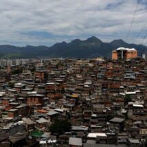 Policiais e criminosos do Comando Vermelho entraram em confronto durante uma megaoperação que visa prender cerca de 100 traficantes nos complexos do Alemão e da Penha, na Zona Norte do Rio de Janeiro. Imagem referente a matéria
