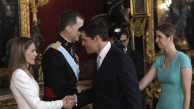 Os reis Felipe VI e Letizia da Espanha cumprimentam Louis Alfonso de Bourbon e sua esposa, María Margarita Vargas, durante a recepção aos representantes institucionais no Palácio Real (2014). Imagem referente a matéria