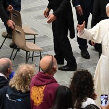 Leão XIV cumprimenta participantes do Encontro Mundial de Movimentos Populares; evento teve presença do MST e do MTST. Imagem referente a matéria