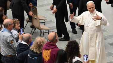 Leão XIV cumprimenta participantes do Encontro Mundial de Movimentos Populares; evento teve presença do MST e do MTST. Imagem referente a matéria