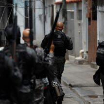 Rio tem cenário de guerra com mais de 60 mortos em conflito entre policiais e bandidos do CV Operação RJ